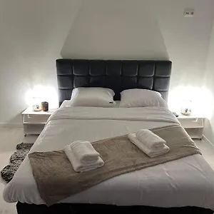 Prachtige In Centrum Met Badkamer ! Brugge
